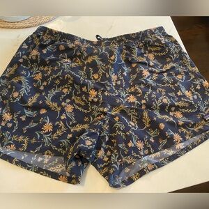 Patagonia Woman’s floral
Pattern  navy shorts  Patagonia xl